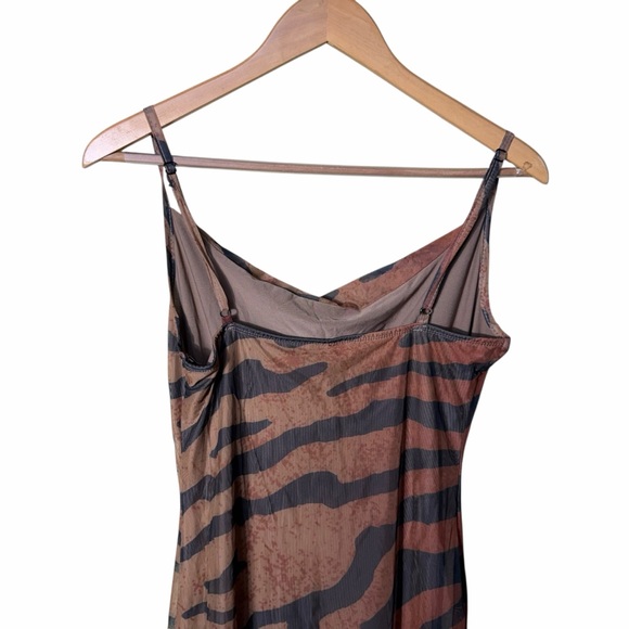 NEW Missguided Tiger Print Mesh Maxi Dress With Cowl Neck Size Medium - Picture 7 of 12